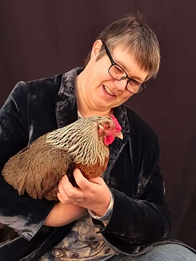 Autorin mit Huhn
